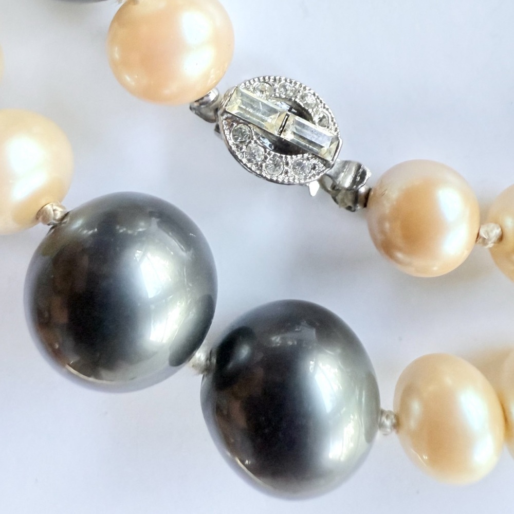 Vintage 1960s Kenneth Jay Lane Faux Tahitian and Cream Pearl Rhinestone Necklace - Picture 11 of 12
